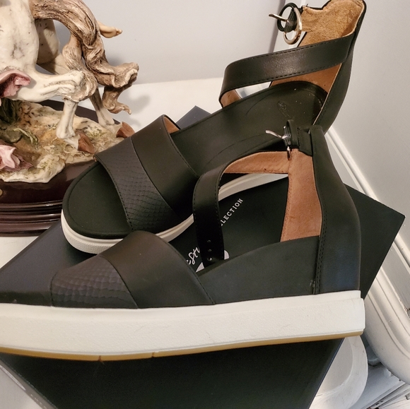 Sandals by Dr. Scholl's Size 8.5 - Picture 2 of 3